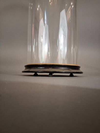 Globe rond en verre, socle en bois noirci....