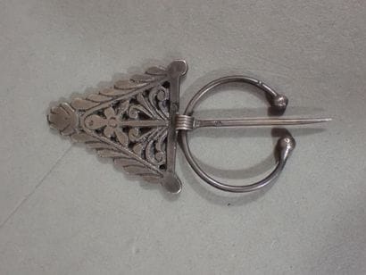 Fibule en argent de forme triangulaire ajourée,...