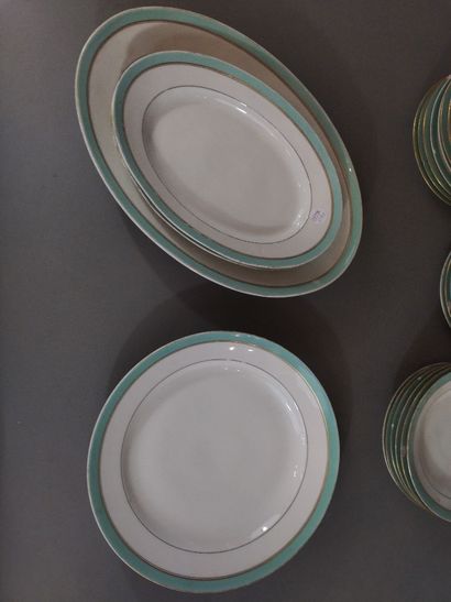 ***Service de table en porcelaine à contour...