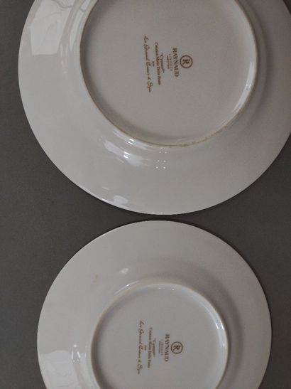 ***Service de table en porcelaine à contour...