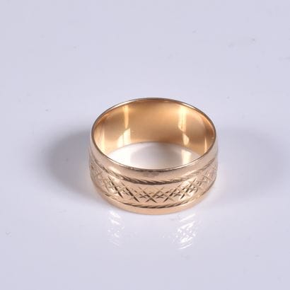 Bague en or jaune à décor de stries. TDD...