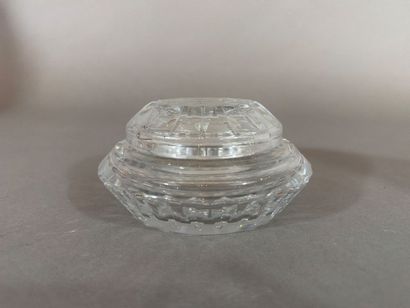 BACCARAT - Boîte a poudre en cristal taillé,...