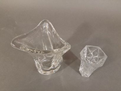 Lot de verrerie comprenant un vase dans le...