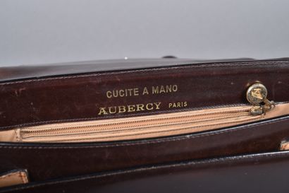 AUBERCY. Sac besace en cuir marron, anse...