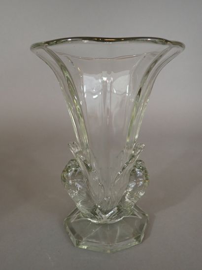 Vase en verre moulé de style Art déco.