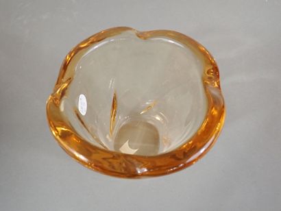 DAUM, Nancy, France. Vase en verre moulé...