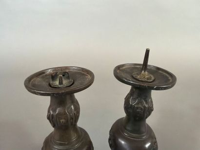 CHINE XXe, paire de bougeoirs en bronze,...
