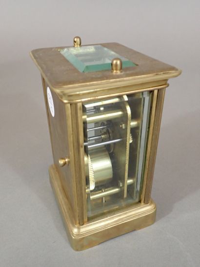 Pendule d'officier en laiton et verres biseautés,...