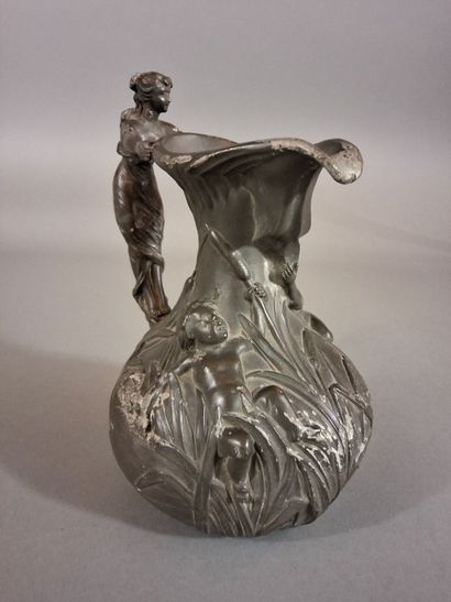 H. HUPPE - Pichet/vase en étain, anse à décor...