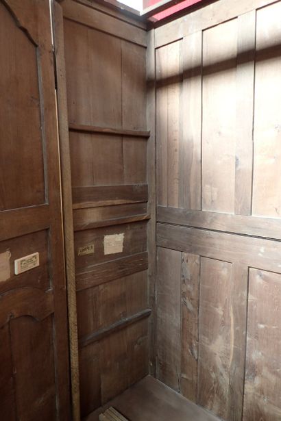Armoire en chêne mouluré ouvrant à deux vantaux...