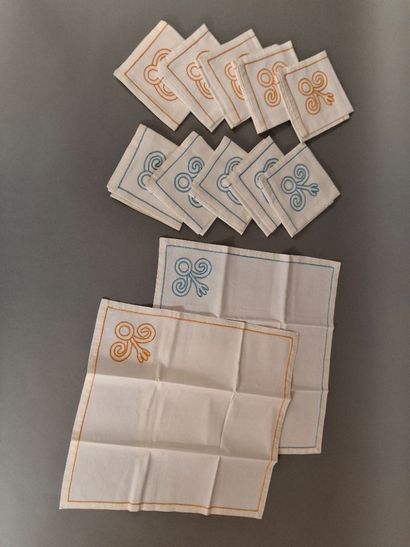 Nappe et 12 serviettes en coton blanc, brodé...