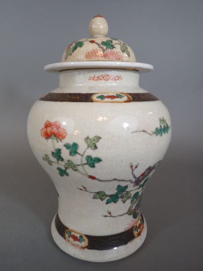 Chine, Nankin, Potiche en porcelaine craquelée...