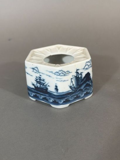 Petite théière et réchaud en porcelaine bleu...