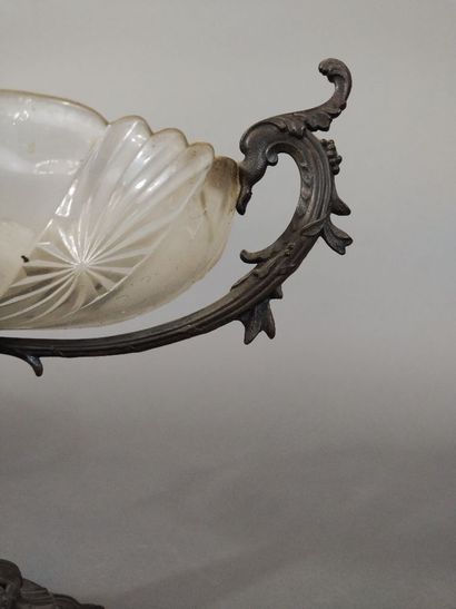Coupe en verre et régule de style néoclassique...