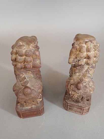 Chine, Xxe siècle. Deux lions de Fô en bois,...
