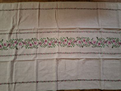 Nappe et 12 serviettes en lin à décor brodé...