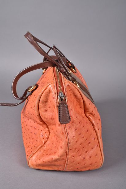 FURLA. Sac à main en cuir orange façon autruche...