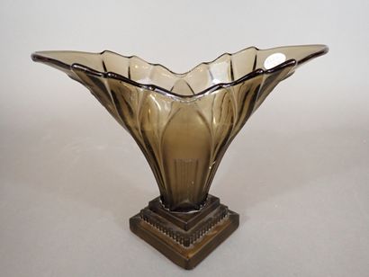 Vase en verre marron-vert en partie opacifié...