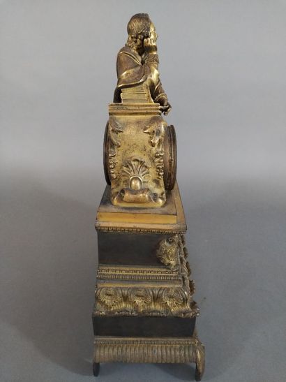 Pendule de cheminée en bronze doré à sujet...
