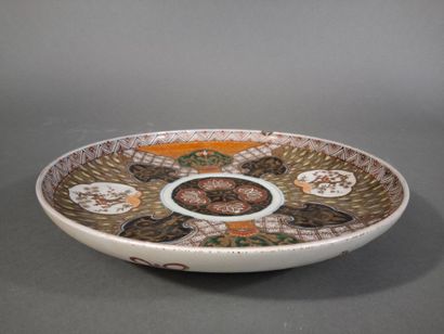 JAPON, Plat en porcelaine émaillée à décor...