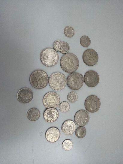 Ensemble de monnaies du monde en argent comprenant...