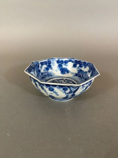 ASIE - Bol en porcelaine blanc bleu de forme...