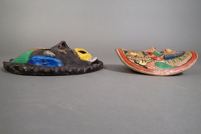 Lot de 2 masques en terre cuite comprenant...