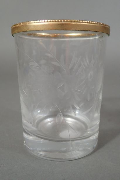 Grand gobelet en cristal à décor gravé de...