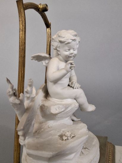 Sujet en biscuit figurant un angelot sur...
