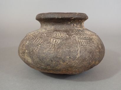 CHINE ? Pot circulaire applati en terre cuite...