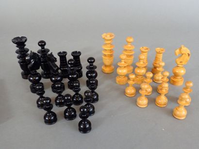 Lot de pièces de jeu d'échec en bois tourné...