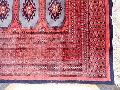Tapis d'Orient en laine à décor stylisé dans...