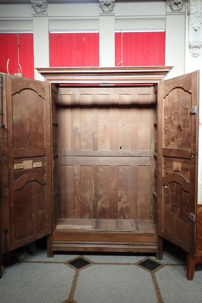Armoire en chêne mouluré ouvrant à deux vantaux...