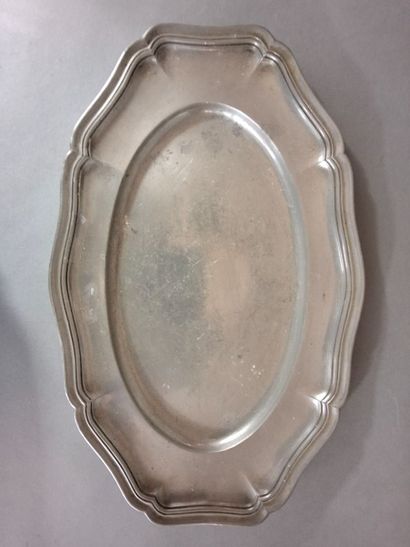 Lot en étain comprenant : un plat à filets...
