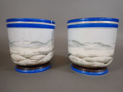 Paire de cache pots en porcelaine à décor...