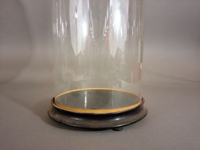 Globe rond en verre, socle en bois noirci....