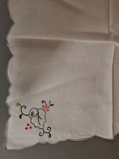 Paire de nappes et 23 serviettes en coton...