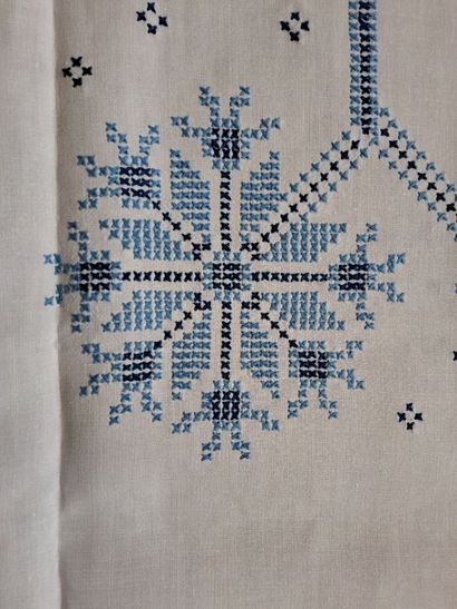 Nappe en coton blanc à décor d'étoiles stylisées...