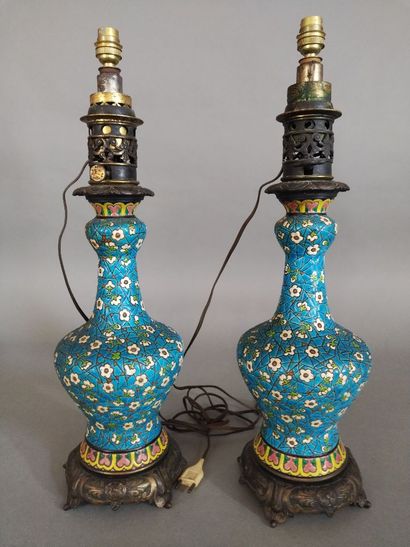 Paire de lampes en régule et gourde en faïence...