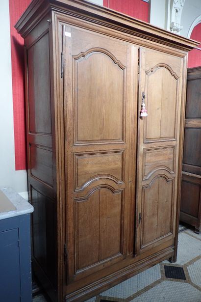Armoire en chêne mouluré ouvrant à deux vantaux...