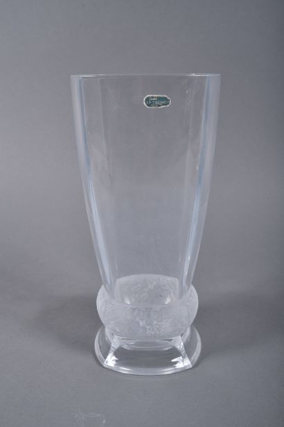 J.G. DURAND - France. Grand vase en cristal...