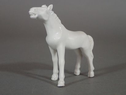 Paire de chevaux en porcelaine blanche, l'un...