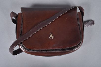 AUBERCY. Sac besace en cuir marron, anse...