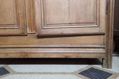 Armoire en chêne mouluré ouvrant à deux vantaux...