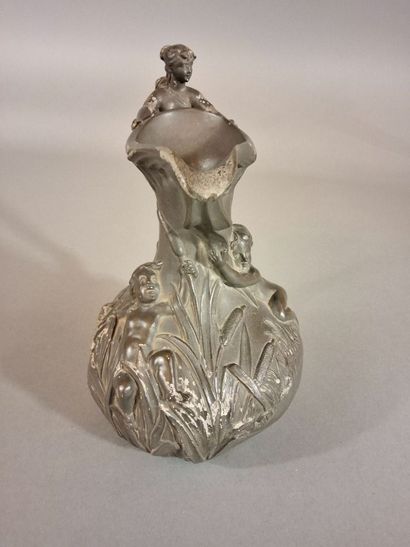 H. HUPPE - Pichet/vase en étain, anse à décor...