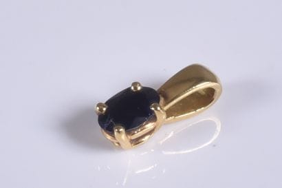 Pendentif en or jaune orné d'un saphir taille...