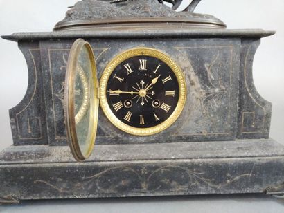 Pendule de cheminée à sujet en régule figurant...