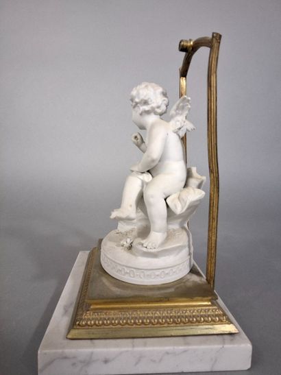 Sujet en biscuit figurant un angelot sur...
