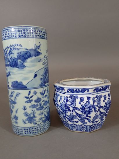 Lot comprenant un petit cache-pot en porcelaine...
