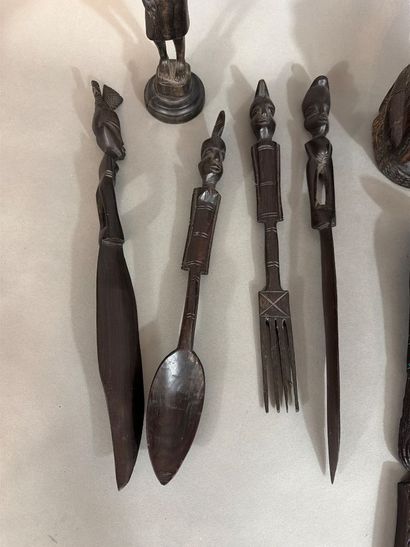 Ensemble de statues et du sculptures en bois...